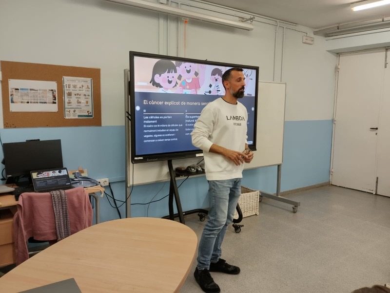 Roger explicando el cáncer en una clase de la Escola Abel Ferreter